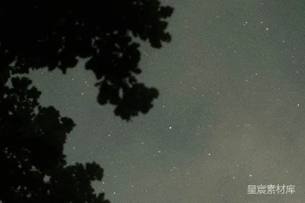高清摄影 一架飞机在夜空中穿过繁星闪烁的夜空。