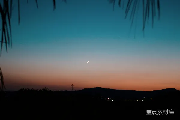 高清摄影 远处的山脉上夕阳正在落下。