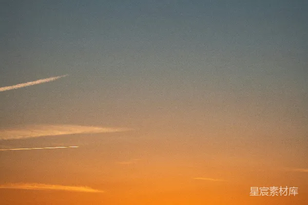 高清摄影 绚丽的橙色和红色夕阳笼罩在黑暗的地平线上。