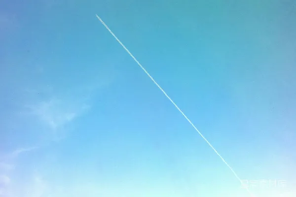 高清摄影 一架在天空中飞行的喷气机
