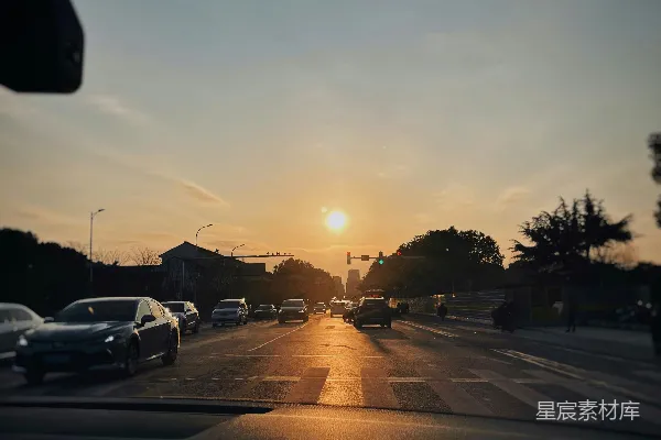 高清摄影 夕阳西下，笼罩在城市街道上。