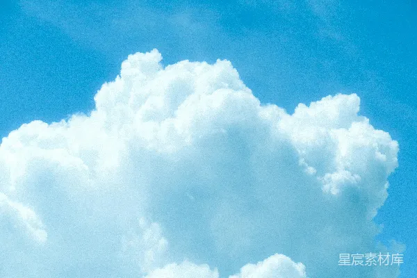 高清摄影 一朵蓬松的白云漂浮在蓝天中。