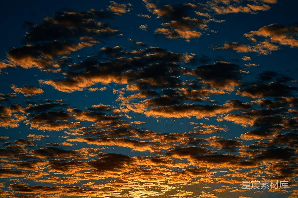 高清摄影 夕阳西下，火烧云映照在剪影般的地平线上。