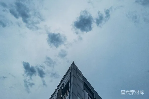 高清摄影 灰度照片中的混凝土建筑在多云的天空下