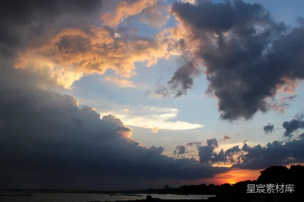 高清摄影 夕阳正悬挂在水面之上。