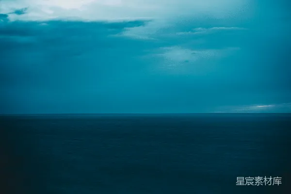 高清摄影 蓝天下的蓝色海洋
