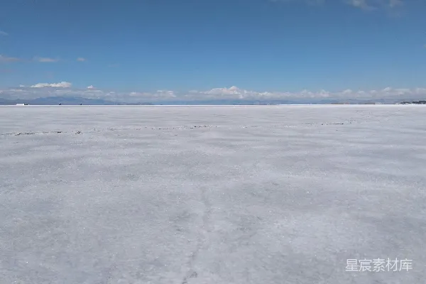 高清摄影 一片广袤的雪地，背景是蔚蓝的天空。