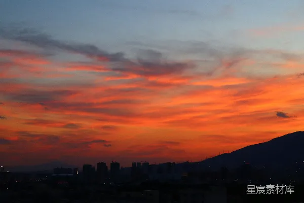 高清摄影 城市日落景色，背景中有座山。