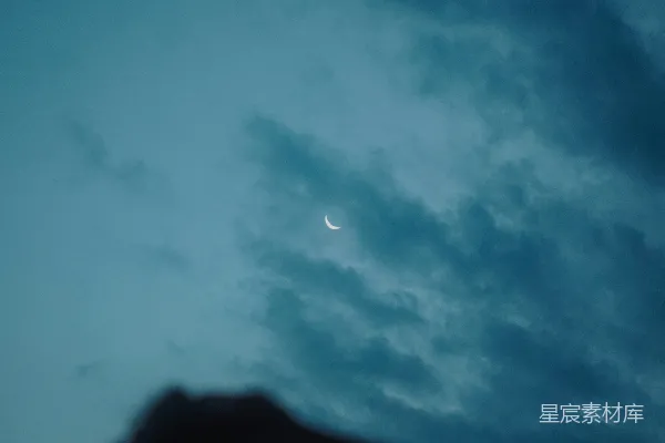 高清摄影 一个人站在多云的天空前