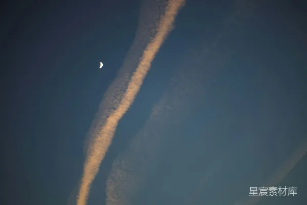 高清摄影 一架在夜晚天空中飞行的飞机