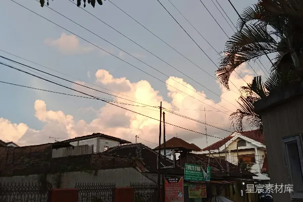 高清摄影 一条街道的景象，背景中有电线杆。