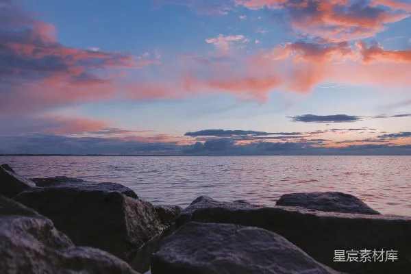 高清摄影 夕阳下黑色和棕色的岩石海岸