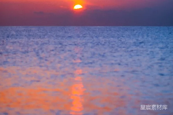 高清摄影 太阳正落向海洋。