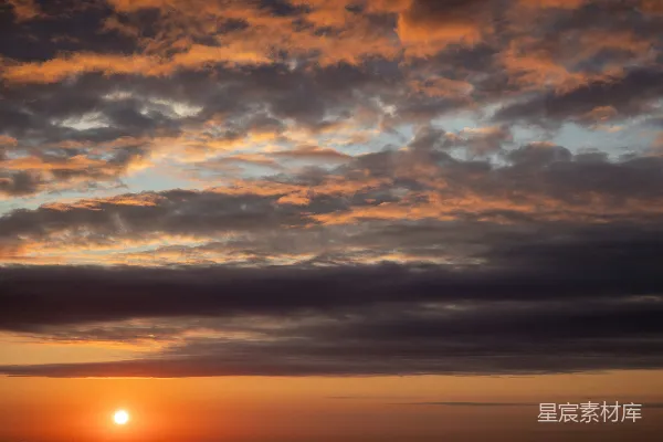 高清摄影 绚丽的夕阳，橙色和灰色的云朵。