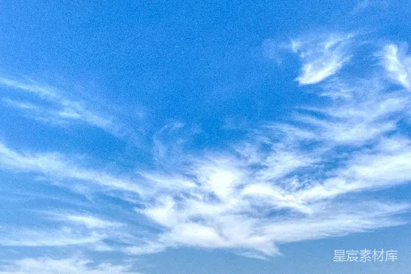 高清摄影 一个在海滩上放风筝的人
