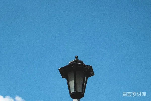 高清摄影 一盏路灯，背景是蓝天。