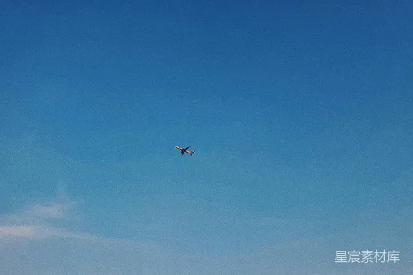 高清摄影 一架飞机在天空中高飞。