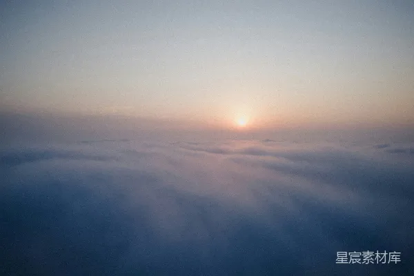 高清摄影 夕阳西下，云层在天空中飘浮。