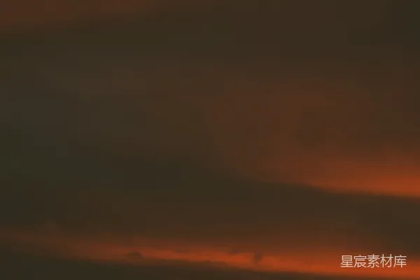 高清摄影 一架飞机在日落时在空中飞行。