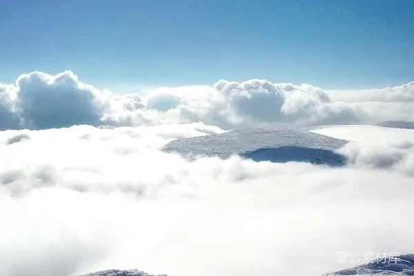 高清摄影 太阳在天空中云层上方照耀着。
