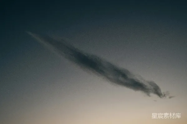 高清摄影 天空中的一条很长的云