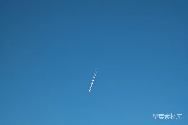 高清摄影 一架飞机在高空飞行。