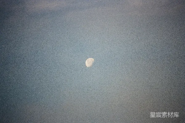 高清摄影 一个模糊天空中的弯月