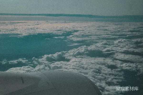 高清摄影 天空中飞机的机翼视角