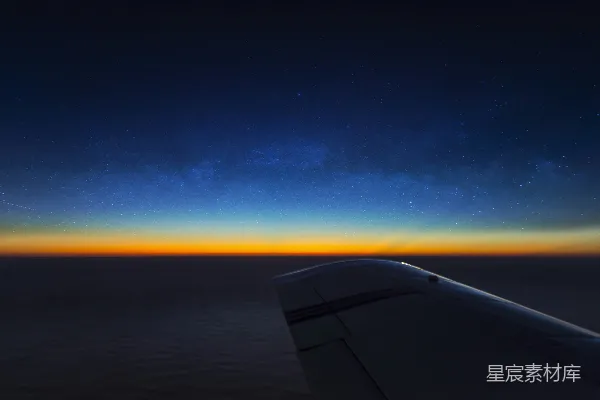 高清摄影 飞机机翼在夕阳下的蓝天中