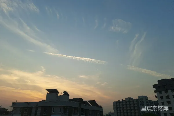 高清摄影 夕阳正落在这排建筑后面。