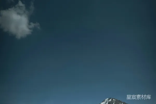 高清摄影 云雾缭绕的蓝天下的积雪山