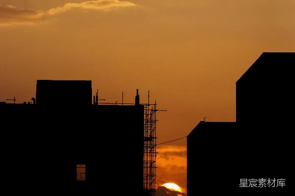 高清摄影 夕阳正照在一些建筑物后方。