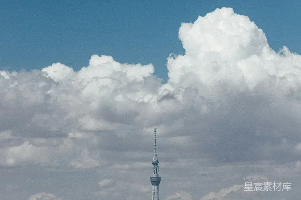 高清摄影 一架飞机在天空中飞行，背景中有座塔楼。