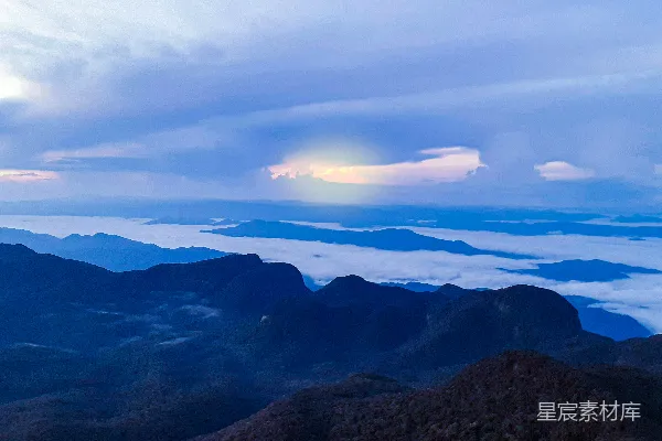 高清摄影 太阳照耀着山峦和云层
