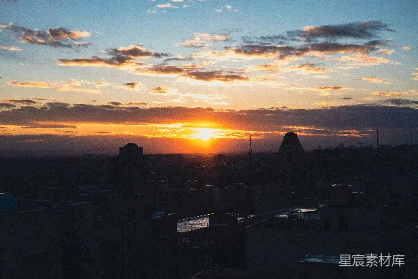 高清摄影 夕阳西下，城市上空高楼林立