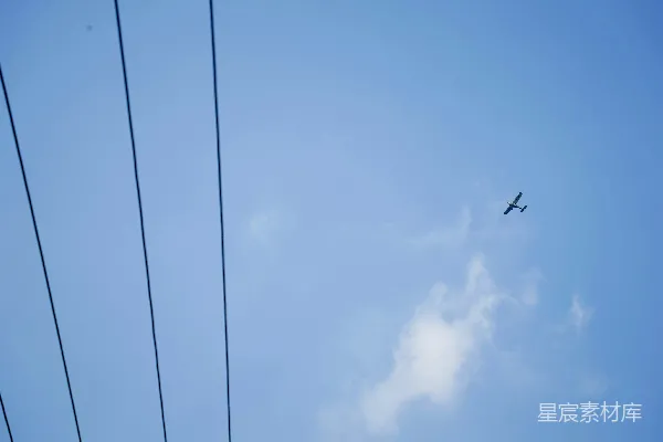 高清摄影 一架在空中飞行的飞机