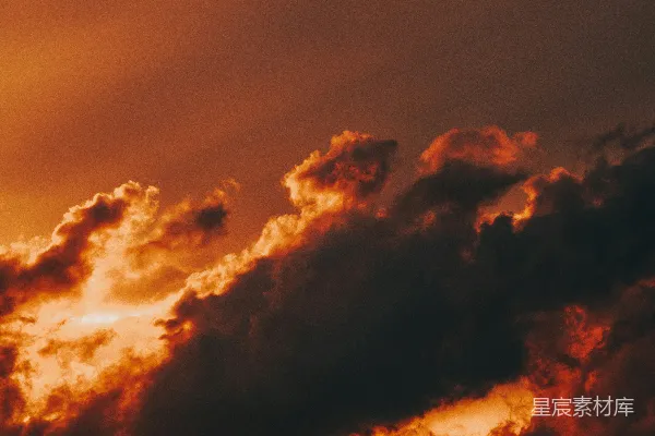高清摄影 一架飞机在夕阳下穿过云层飞行。