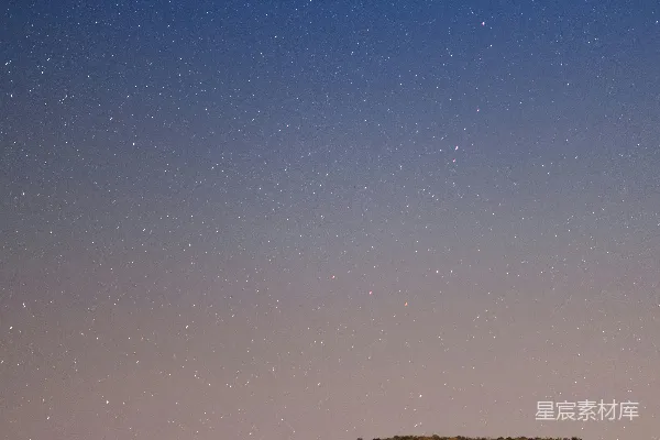 高清摄影 山丘上方的夜空，星星闪烁。