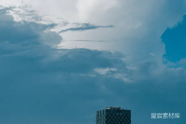 高清摄影 一座高耸的建筑物在阴云密布的天空下