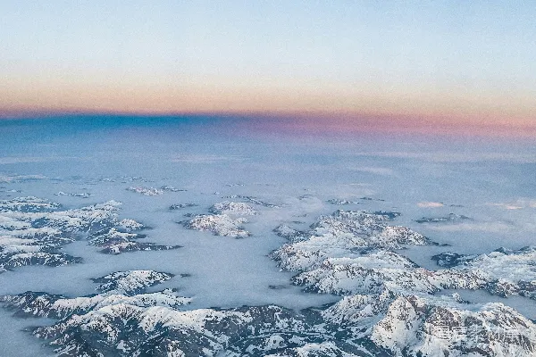 高清摄影 一座被雪覆盖的山脉的俯瞰图