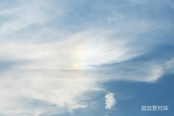 高清摄影 天空中有一只鸟儿，背景中有一道彩虹。