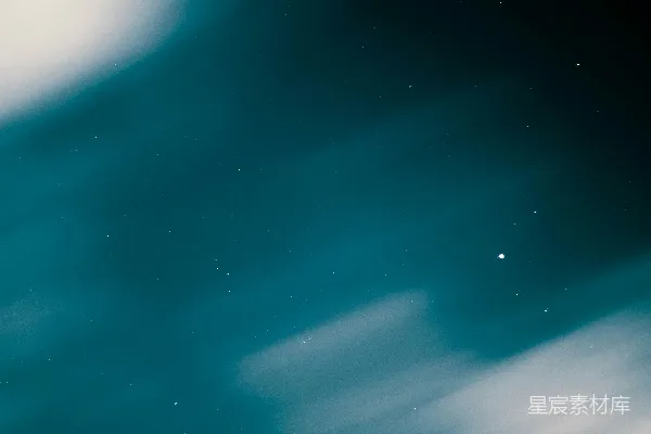 高清摄影 天空中充满了星星和云朵。