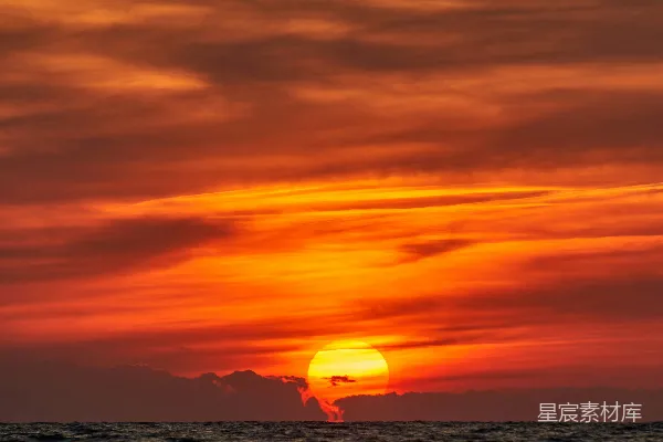 高清摄影 夕阳映照在海面上，一艘小船在水中漂浮。