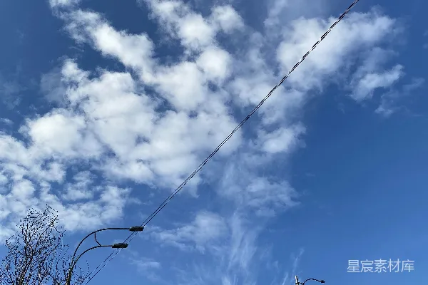 高清摄影 蓝天中有一些云和一些建筑物。