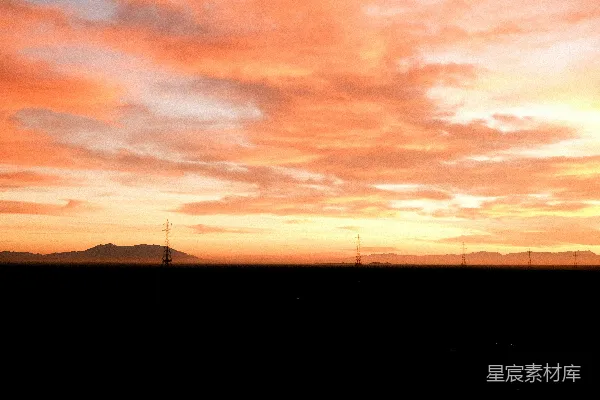 高清摄影 一匹孤独的马站在夕阳下的田野里。