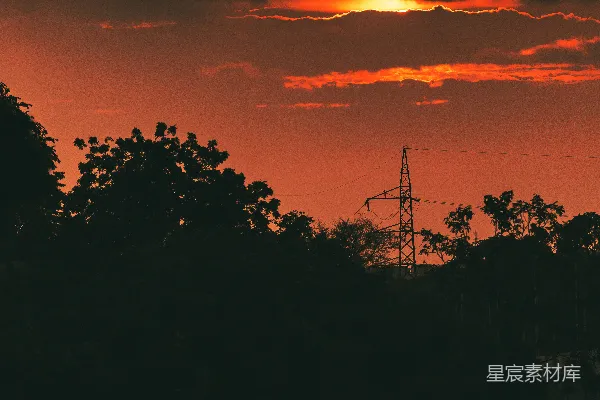 高清摄影 夕阳正在远处的树林上落下。