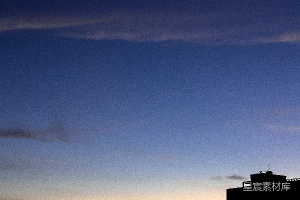 高清摄影 暗色的建筑物轮廓在暮色天空下
