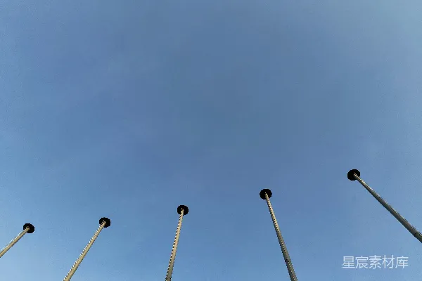高清摄影 五根杆子直指清澈的蓝天。