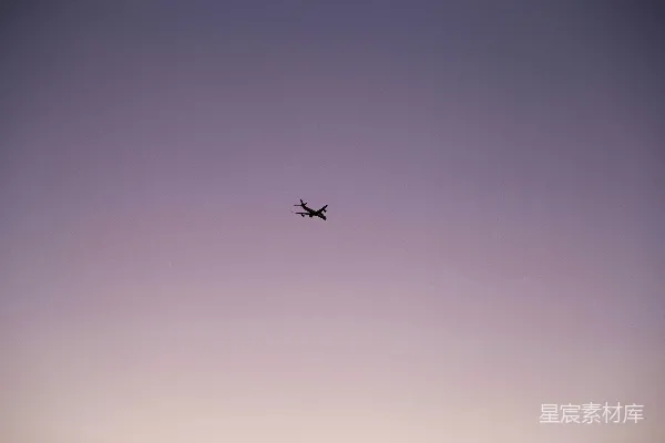 高清摄影 黄昏时分天空中的一架飞机