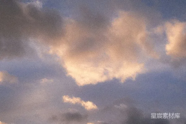 高清摄影 一架飞机在夕阳的云层中飞行